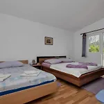Vele Loft Ein-schlafzimmer-apartment Mit Meerblick By Interhome * Makarska