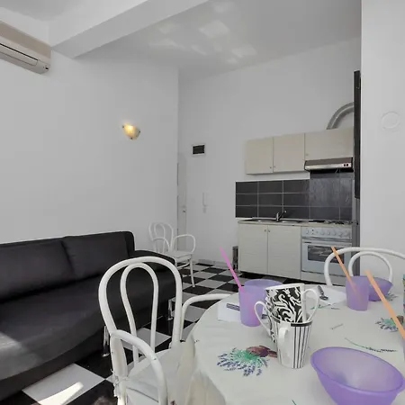 Vele Loft Ein-schlafzimmer-apartment Mit Meerblick By Interhome Apartamento Makarska