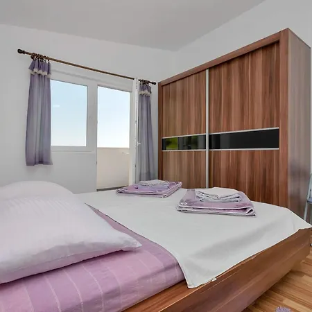 Vele Loft Ein-schlafzimmer-apartment Mit Meerblick By Interhome Makarska